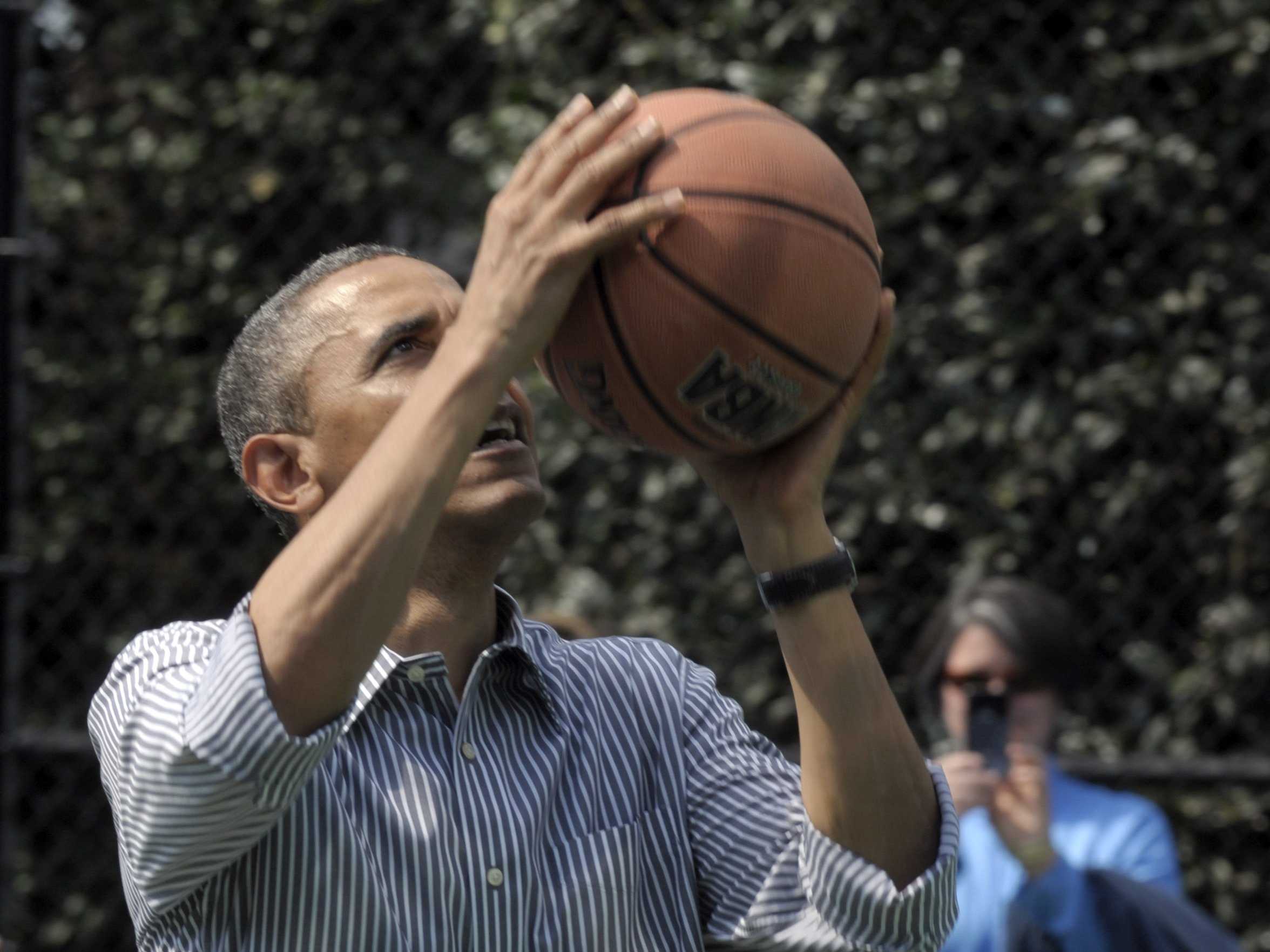 12-obama-basketball