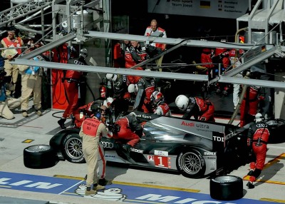 03-Audi-pit-crew