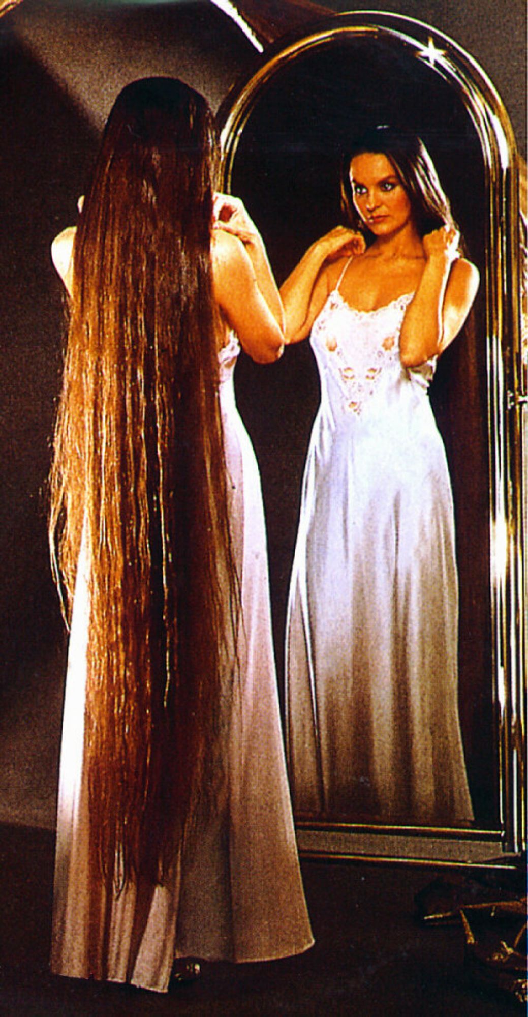 Почему длинный. Длинные волосы. Очень длинные волосы. Волосы до пола. Женщины с очень длинными волосами.