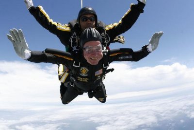 02-George-HW-Bush-skydiving